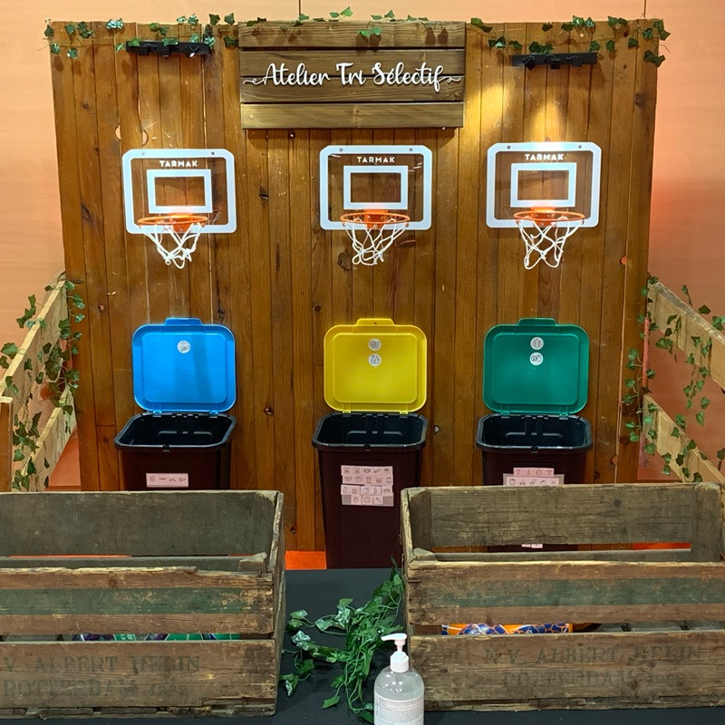 stand de tri sélectif avec panier de basket